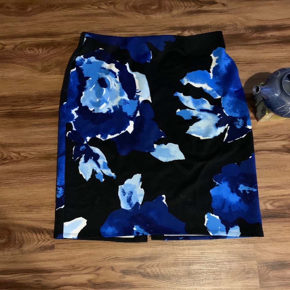 Beautiful Ladies skirt, worn only once!❤️